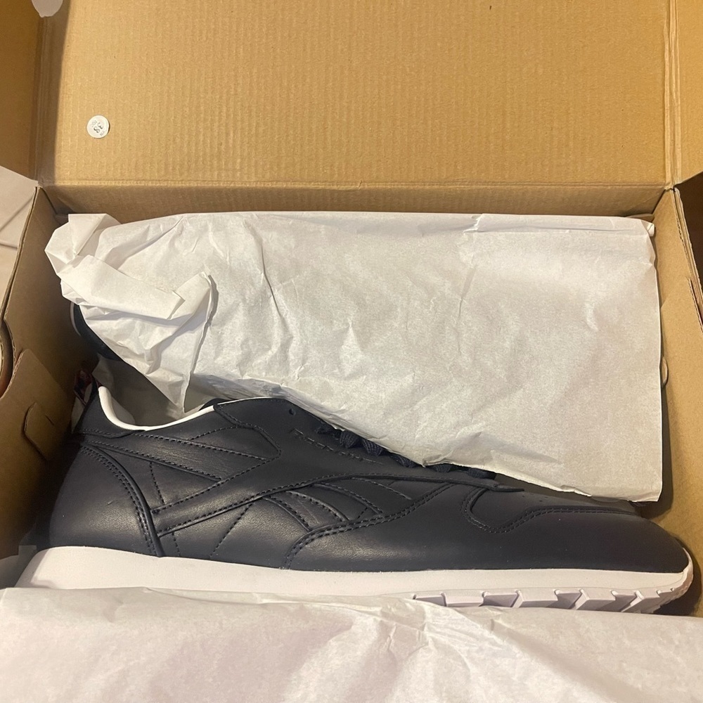 🌼NIB REEBOK UNISEX CLASIC LEATHER RUNNING SHOES. - Picture 7 of 10